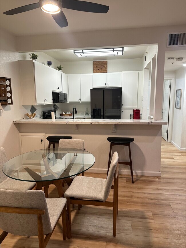 Foto del edificio - 1256 Stanhope Ln