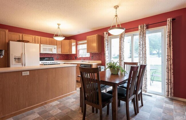 Building Photo - 2245 S Sweetbriar Cir