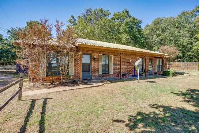 Foto del edificio - One Side of Very Nice Duplex West Granbury- 2 Bed, 2 Bath- 76049