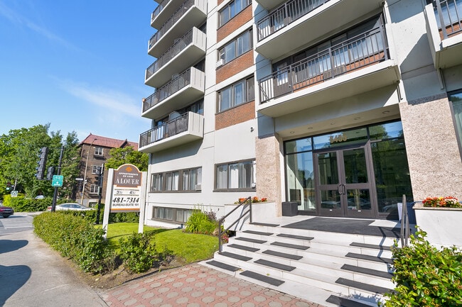 Building Photo - 5455 Rue de Terrebonne