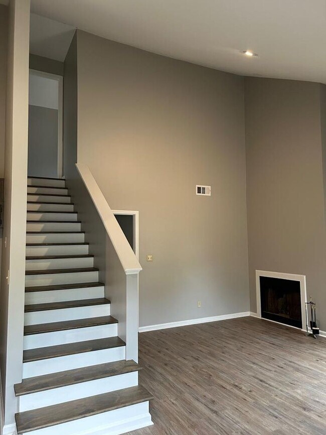 Building Photo - 3 Bedroom Condo in Country Club
