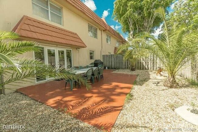 Building Photo - 2 br, 2.5 bath Townhome - 7000 NW 169th St