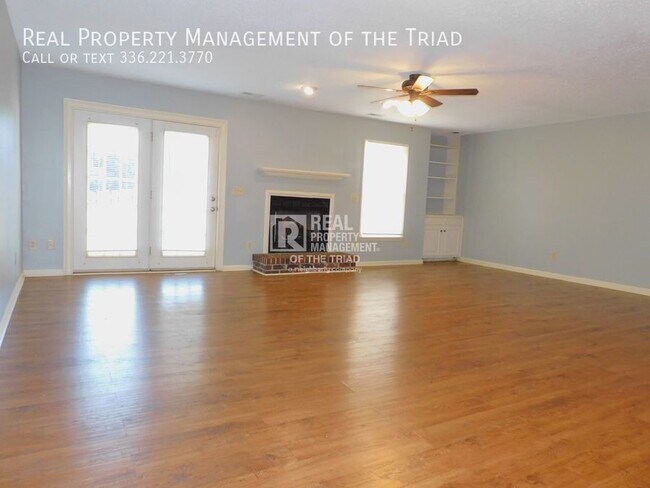 Building Photo - *MOVE IN SPECIAL* Lovely Oak Ridge Meadows...