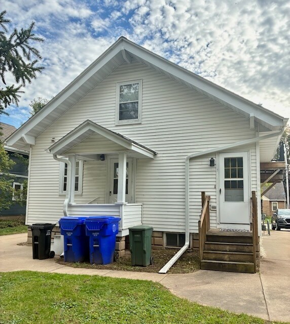 Entrada trasera - camino de entrada privado en el lado derecho - 1220 W Packard St