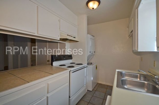 Building Photo - 6100 MacArthur Park Ln