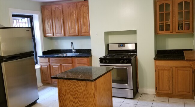 Foto del edificio - 691 Putnam Ave