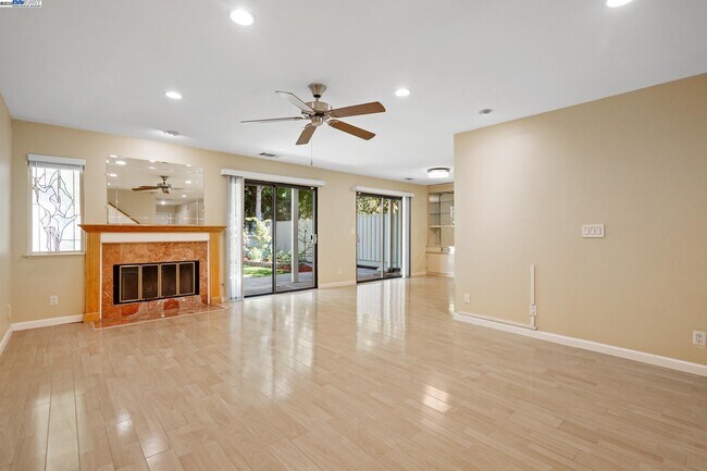 Foto del edificio - 5227 Riverdale Ct