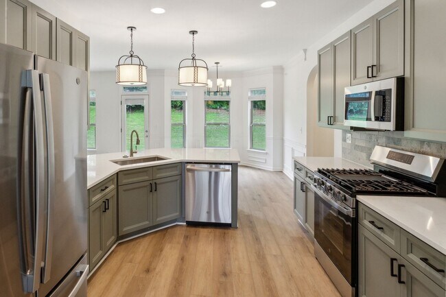 Building Photo - 5 Bed 3 Bath in Jonesboro!