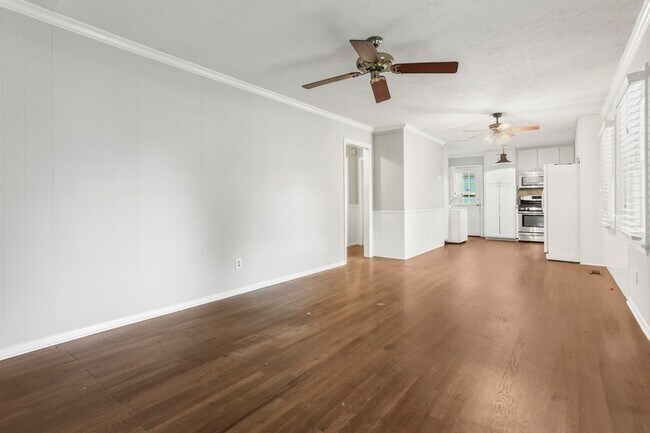 Building Photo - 830 McLinden Ave SE