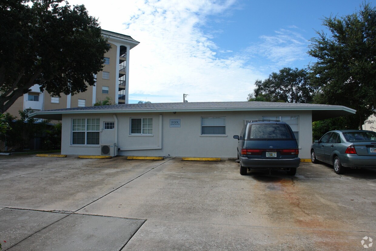 Building Photo - 521 W Barcelona Ave