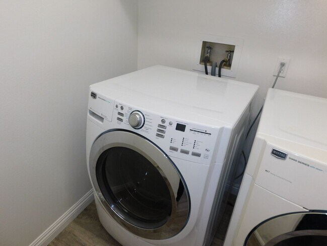 Building Photo - Gated Lake community 2 bed, 2.5 bath home.