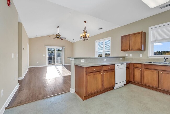 Building Photo - Spacious 2 Bed / 2 Bath Condo in Carolina ...