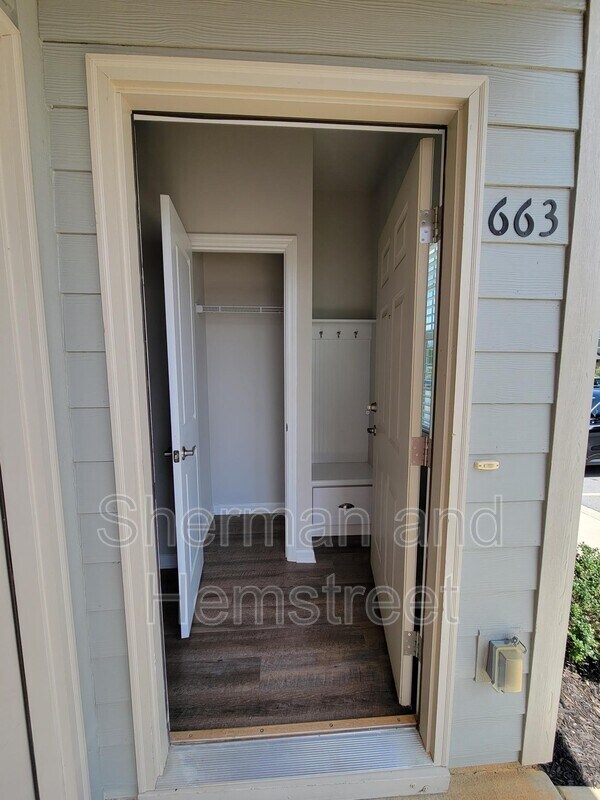 Building Photo - 663 Dobhill Ln