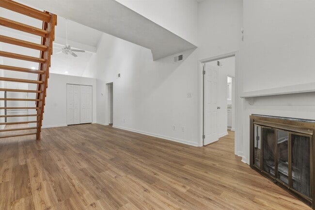 Building Photo - 2900 Woodrich Dr