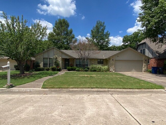 Foto del edificio - Spacious 3-Bed, 2-Bath Home in Prime South...