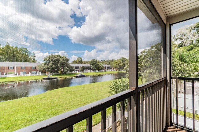 Foto del edificio - Waterfront 2/1 Condo on Lake Magdalene