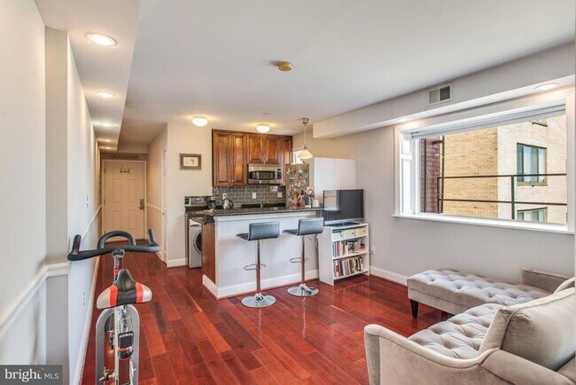 Foto del edificio - Welcome to the Desirable Franklin Square!