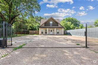 Building Photo - 1006 Oakwood Ave