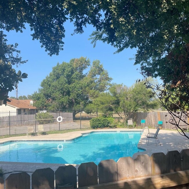 Building Photo - 1404 Zephyr Ln