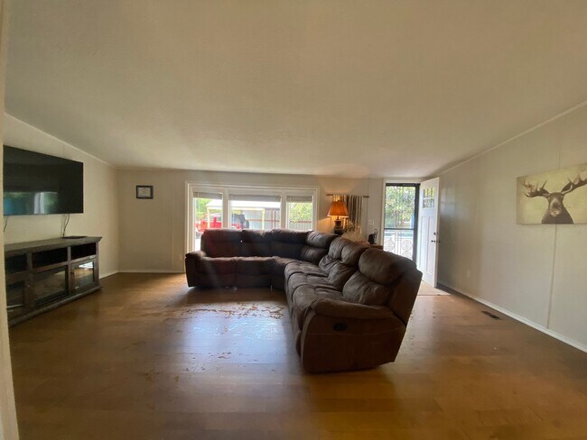 Foto del edificio - Deer Lake-3 bedroom, 2 bath house for rent with Private Beach Access