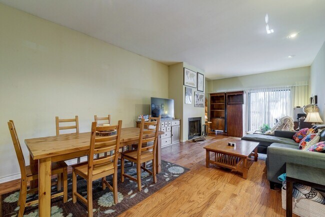 Foto del edificio - 2/2.5 Condo Right Near Hancock Center!