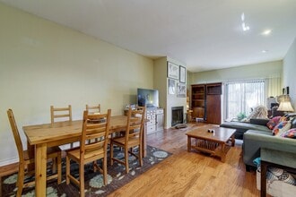 Building Photo - 409 E 38th St