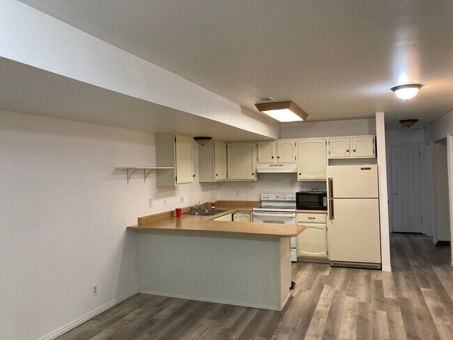 Building Photo - 1660 Woodland Dr