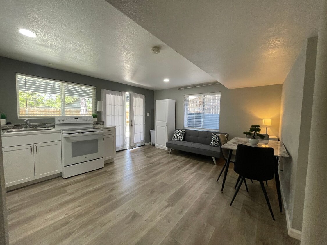 Primary Photo - Cozy 2 Bed/1 Bath- Great Location