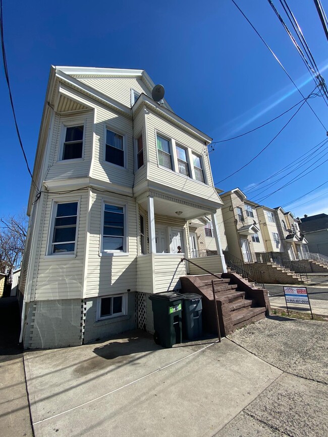 Building Photo - 657 S Park St