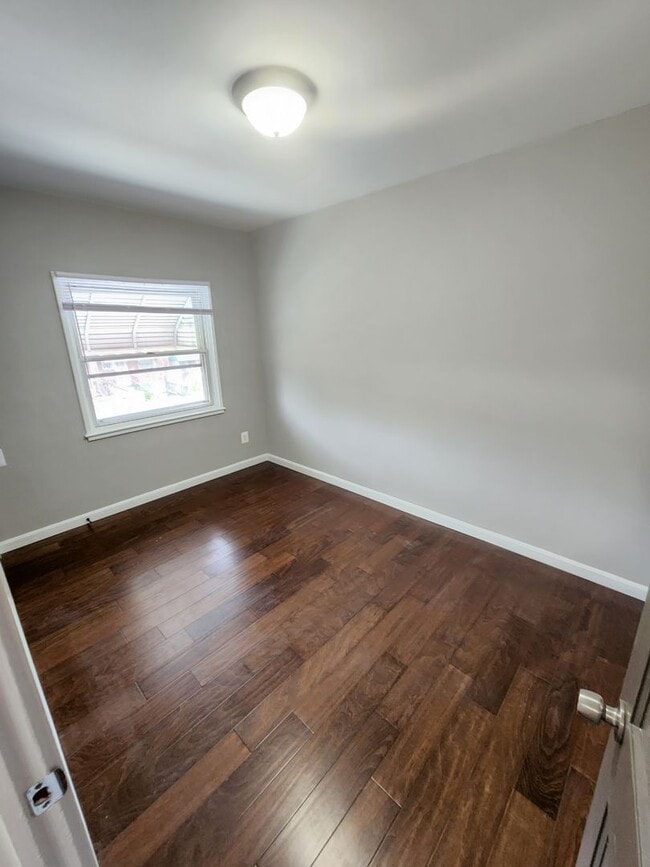 Building Photo - Beatuiful Two Bedroom Town Home