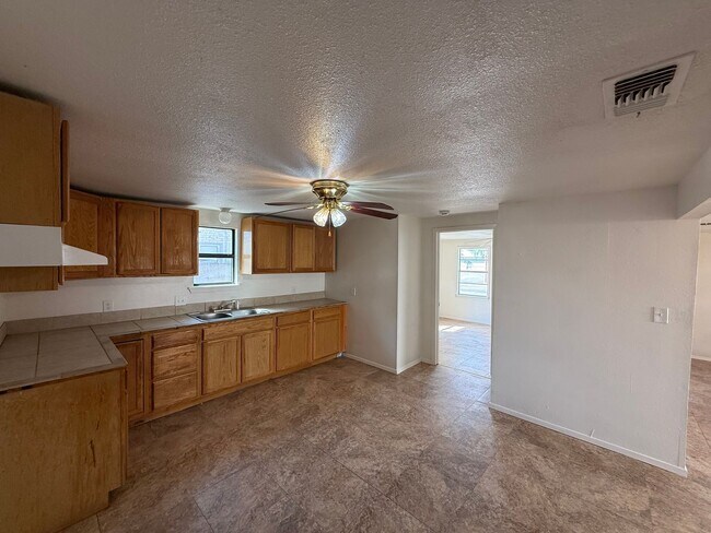 Foto del edificio - 6 MONTH LEASE!! CUTE 2 bedroom, 1.5 bath home AVAILABLE NOW!