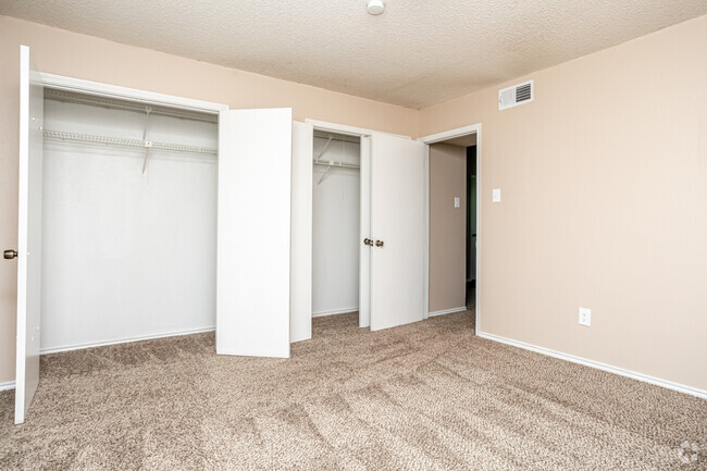 1BR, 1BA - 700SF - Oakhurst Apartments