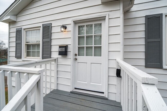 Foto del edificio - Stunning Bessemer Home on a Corner Lot wit...