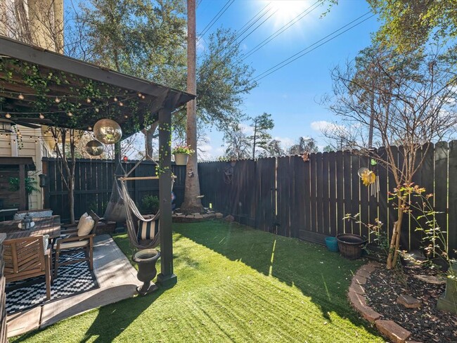 Building Photo - 905 Garden Oaks Terrace