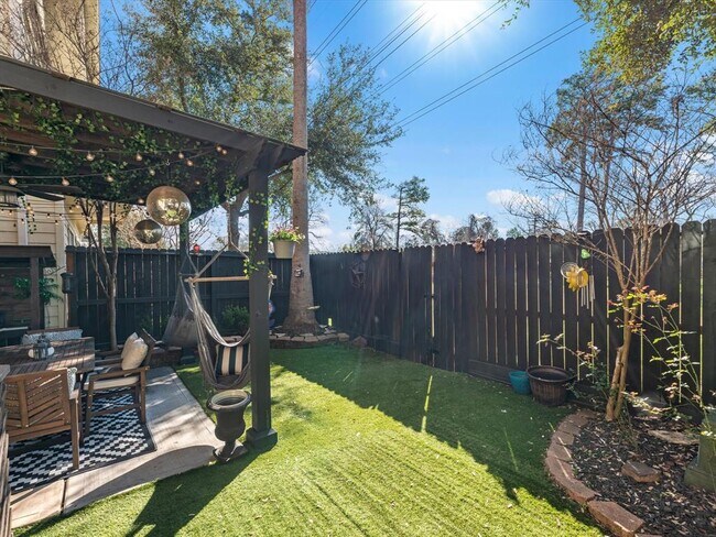 Foto del edificio - 905 Garden Oaks Terrace