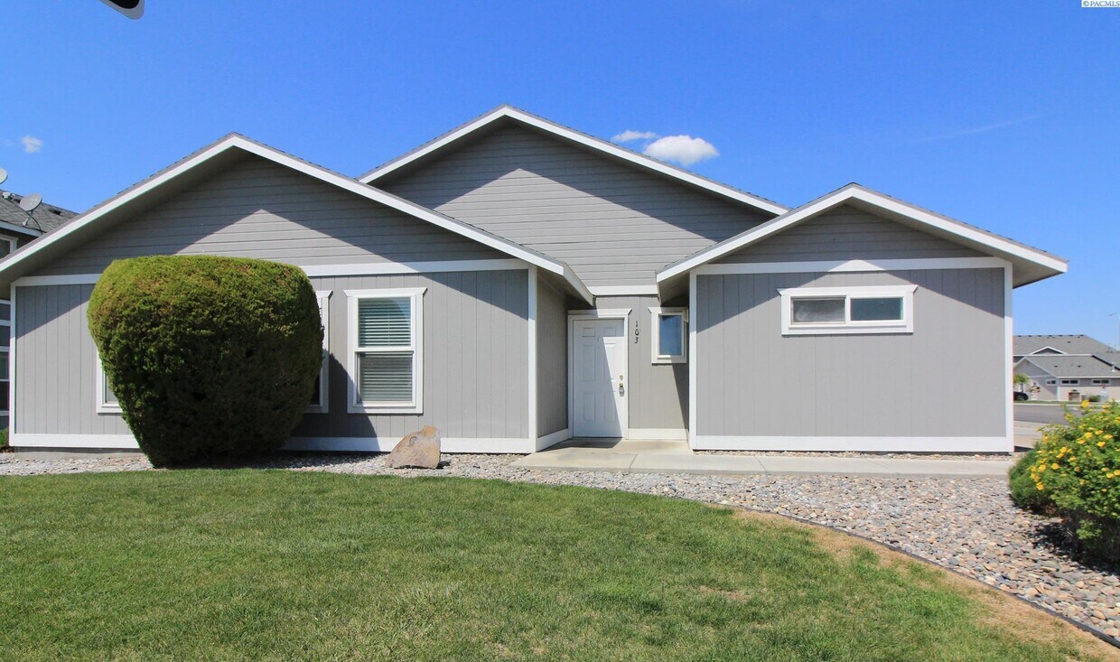 Foto principal - 2 bed, 2 bath townhome in Pasco