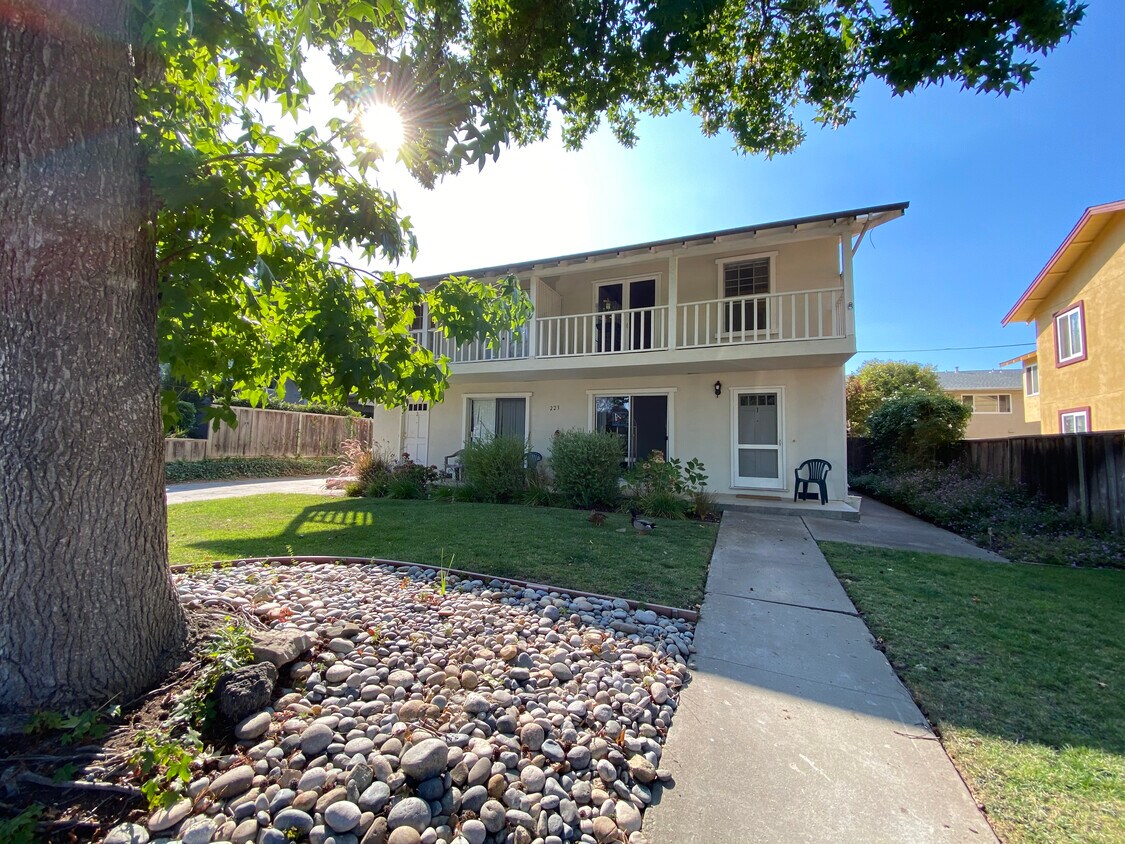 Front of Building - 223 Arriba Dr