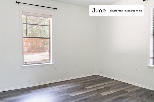 Building Photo - Private bedroom in 4 bed/1 bath Home