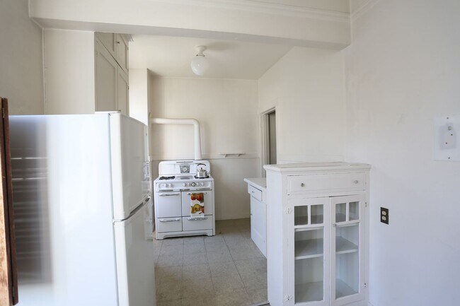 Building Photo - OPEN HOUSE:Sunday(12/10)3:05pm-3:15pm  Lar...