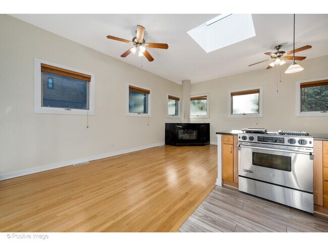 Building Photo - 1511 N Paulina St