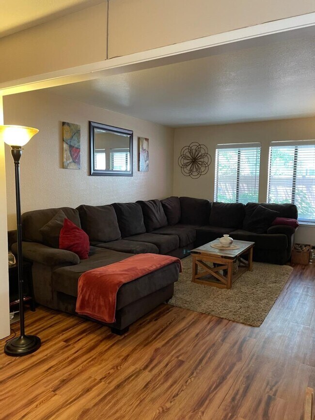 living room is not furnished - 1828 Polk Way