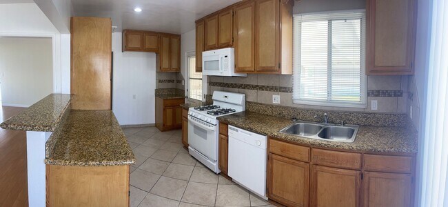 Building Photo - MUST SEE!!! BEAUTIFUL HOUSE CLOSE TO THE L...