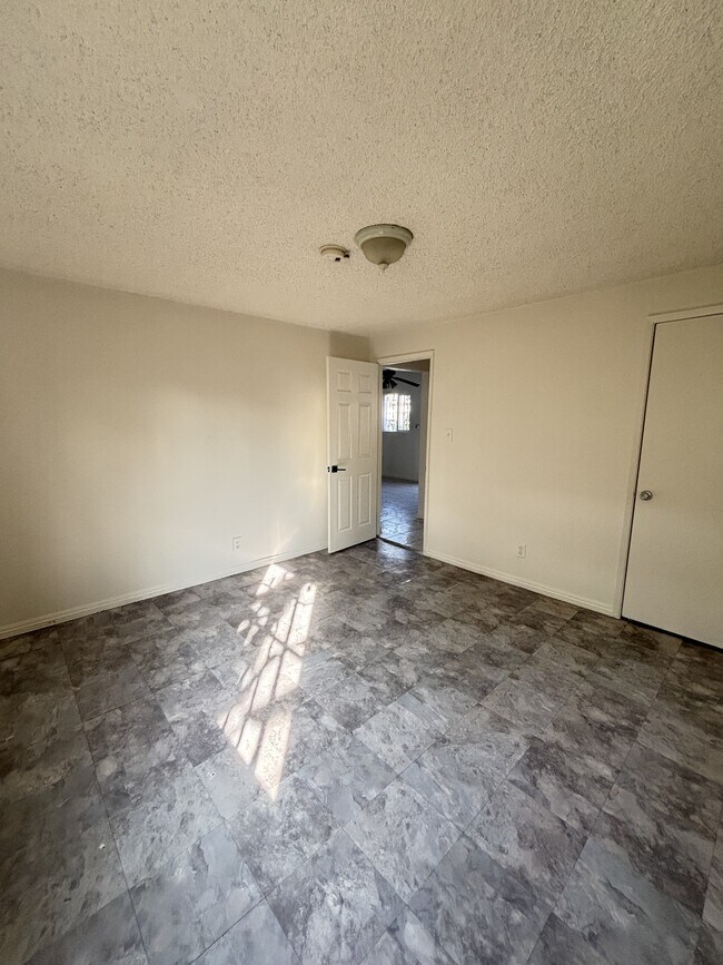 Building Photo - 1215 E 43rd Pl