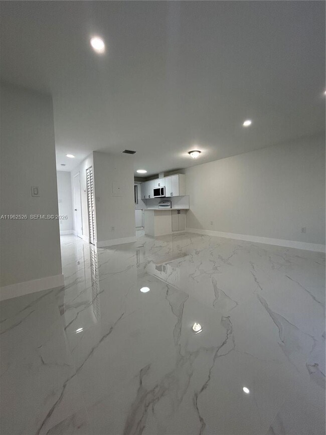 Foto del edificio - 8079 NW 8th St