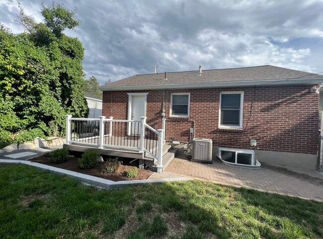 Building Photo - 2581 E Lambourne Ave