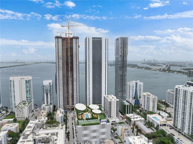 Foto del edificio - 700 NE 24th St