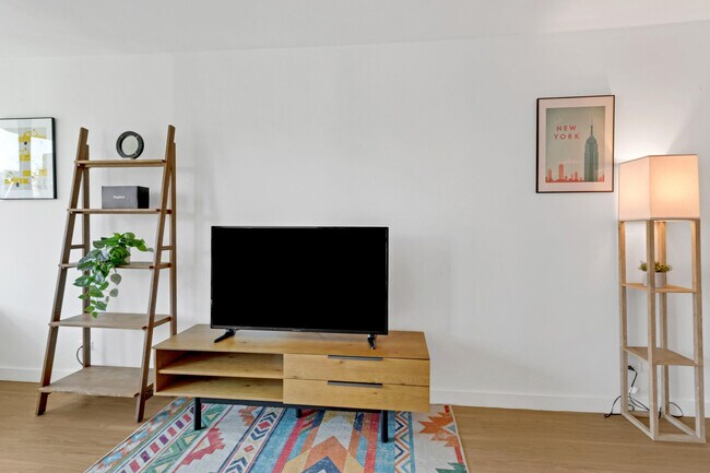 Foto del edificio - 64B W 37th St