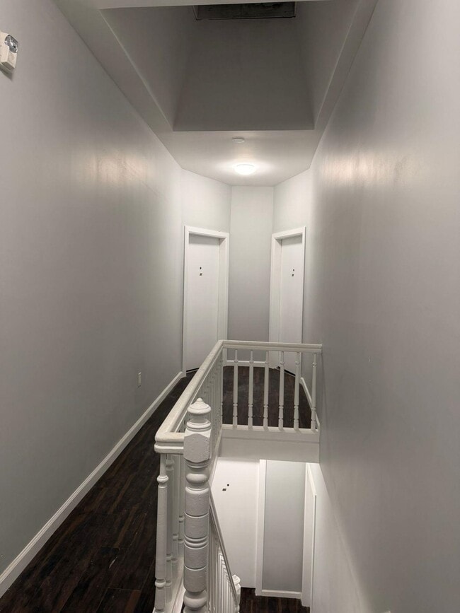 Building Photo - 906 Summit Ave