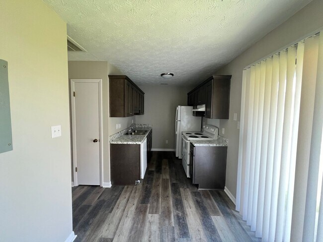 Building Photo - 1437-A Ireland Drive (No Pets)