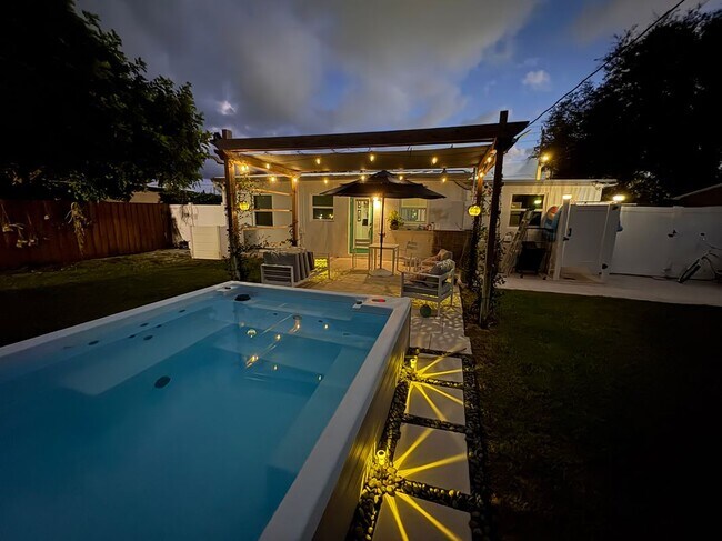 Building Photo - 127 SW 10th Ave